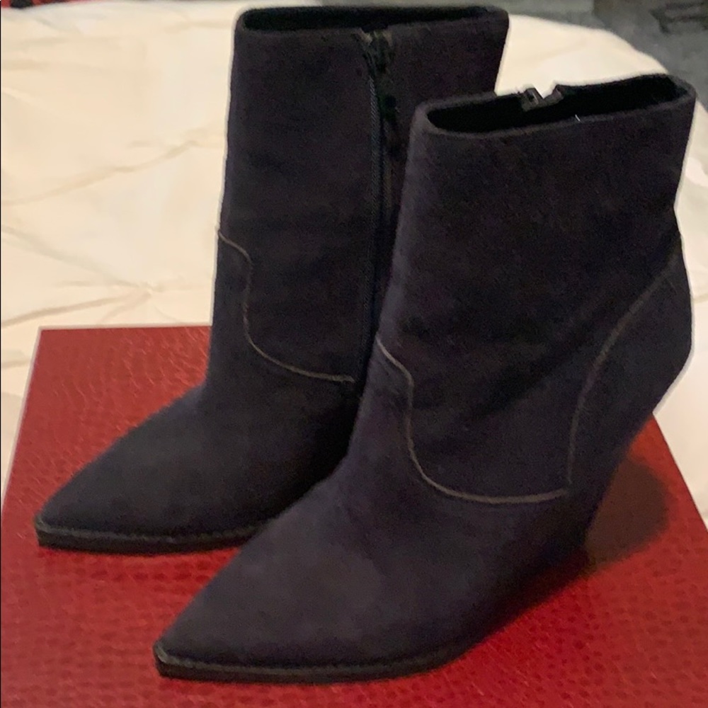 Women’s ash boot 7 1/2 navy blue